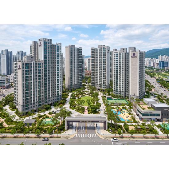 해당 단지는 지하 4층부터 지상 23층까지 조성된 총 299세대 규모로 안내됩니다. 준공 이후 공급되는 현장으로 알려져 있어, 입주 전 실제 세대 분위기와 단지 구성, 내부 마감, 동선, 조망 조건을 직접 확인할 수 있습니다. 분양 자료만으로 판단하기 어려운 부분을 현장에서 비교해볼 수 있다는 점이 특징입니다.